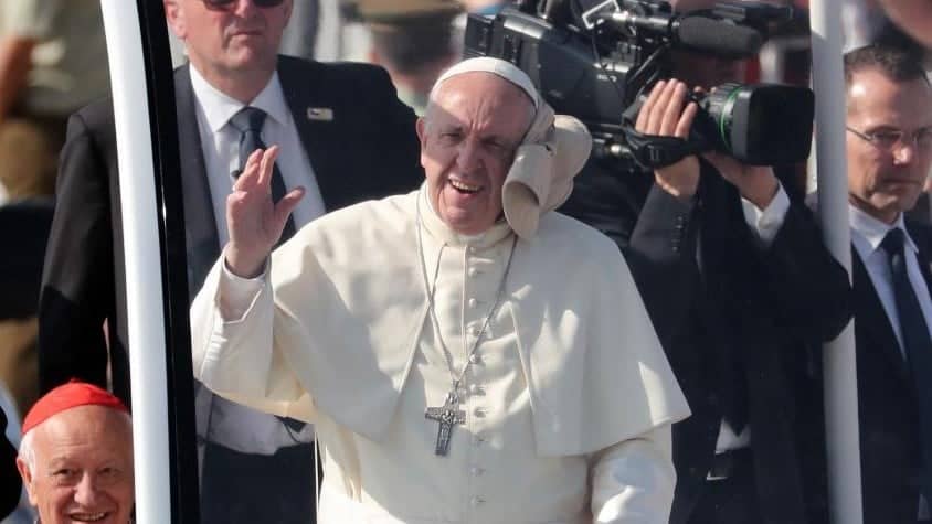 Papa en Chile: le arrojaron un objeto en la cara