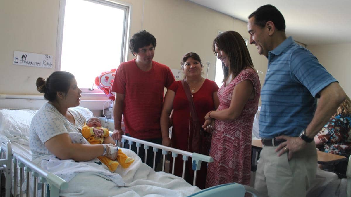 Alcalde visitó a primer bebé del año 2018 en Curicó