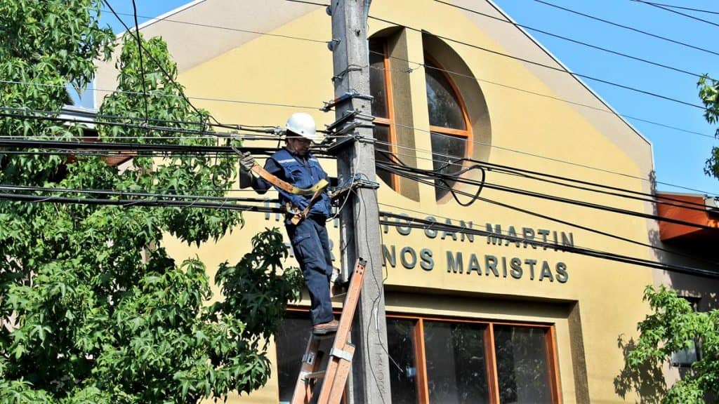 Comenzó retiro de cables en desuso en Curicó