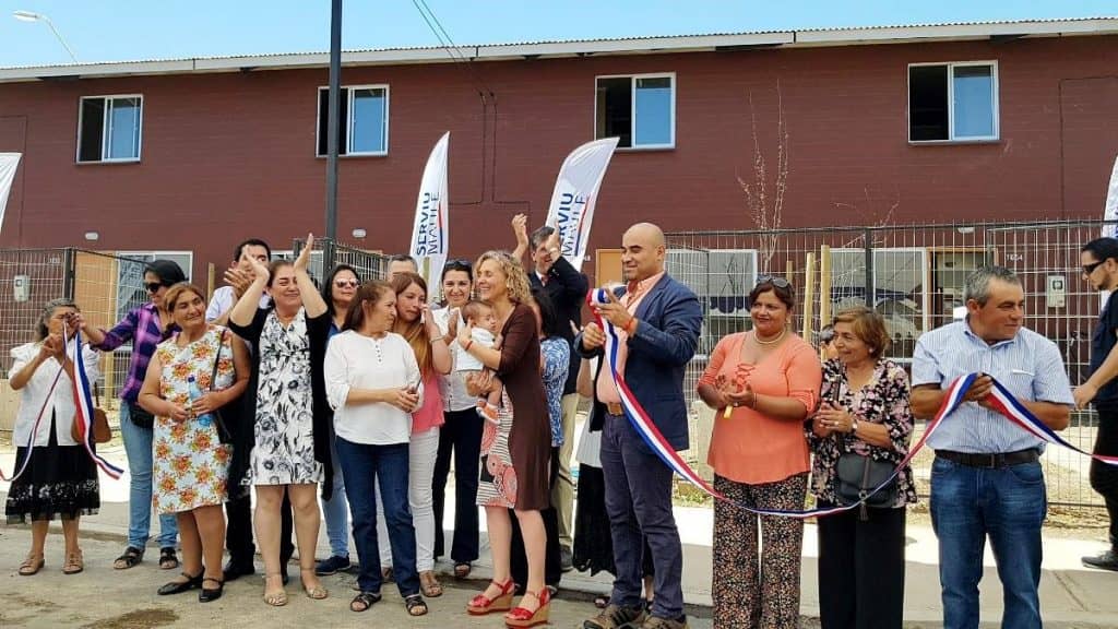 Entregan viviendas que habían sido abandonadas por constructora en Molina