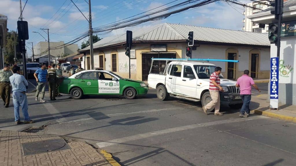 Choque de radiopatrullas deja carabinera inconsciente