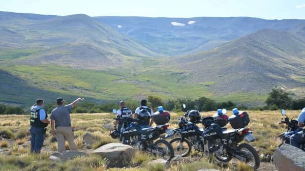 Hombre que mató a apuñaladas a su hija y pareja es buscado en el sur de Chile