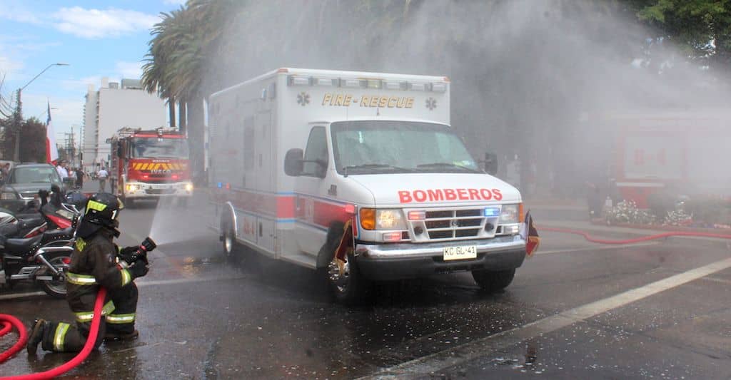 Cuerpo de bomberos “bautizó” nuevos carros en la Plaza de Armas