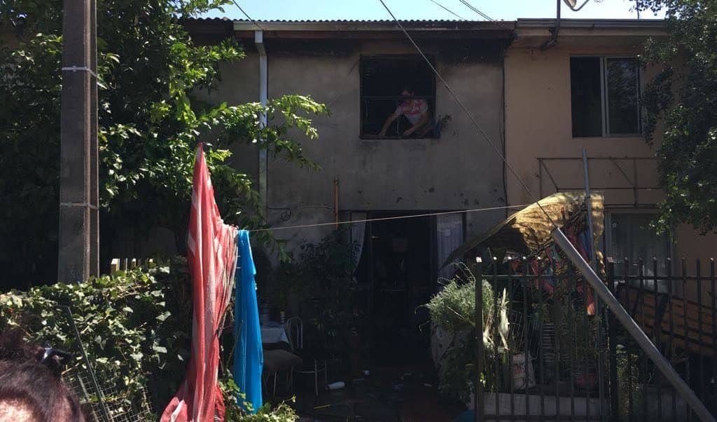 Cargador de celular habría generado violento incendio de vivienda
