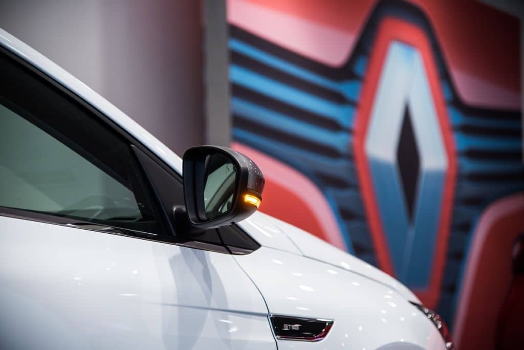Sernac alerta por falla de seguridad en dos modelos de vehículos de la marca Renault