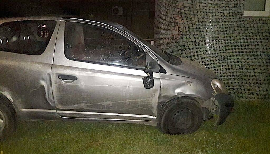 Automovilista quedó incrustado en pensionado del Hospital de Curicó