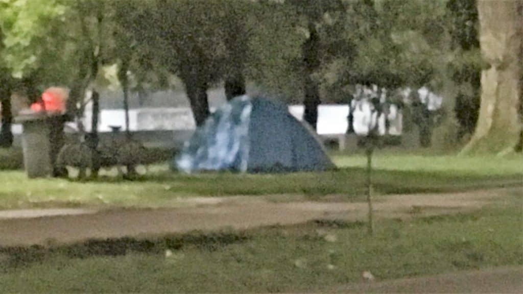 Luz verde para nueva ordenanza que prohíbe acampar en espacios públicos