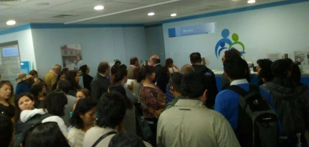Larga espera en oficinas de Fonasa Curicó para compra de bonos