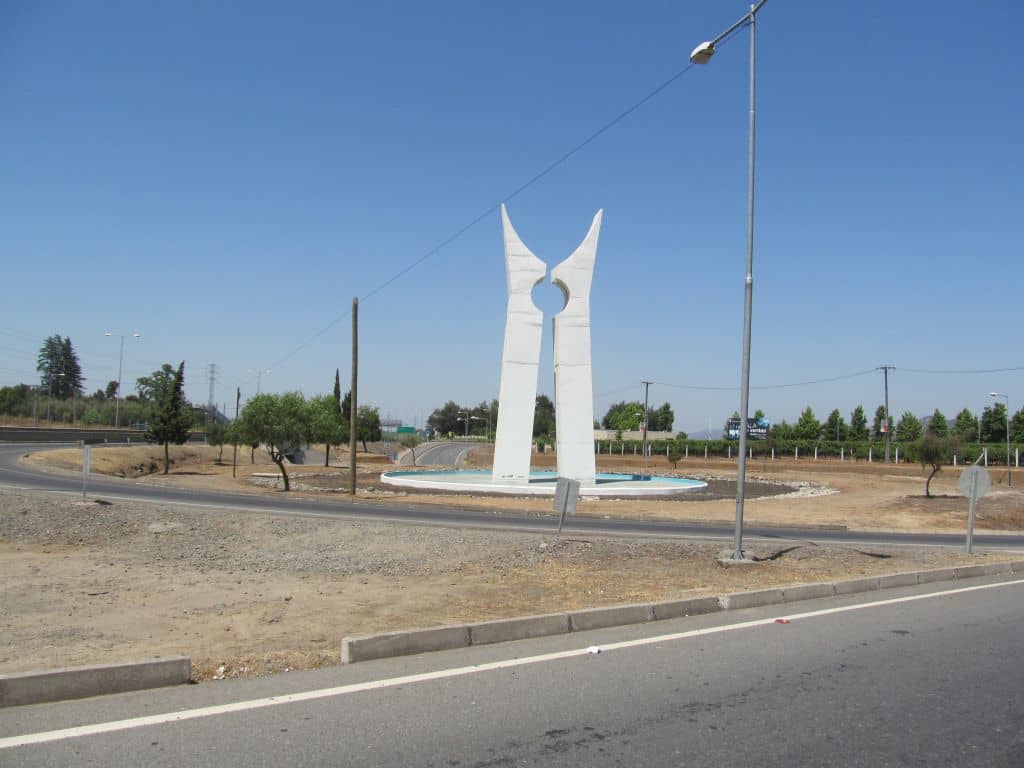 Arriesgadas maniobras de conductores en cruce San Pedro