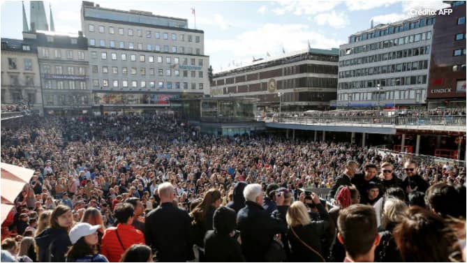 Miles de personas rinden homenaje a Avicii en Estocolmo