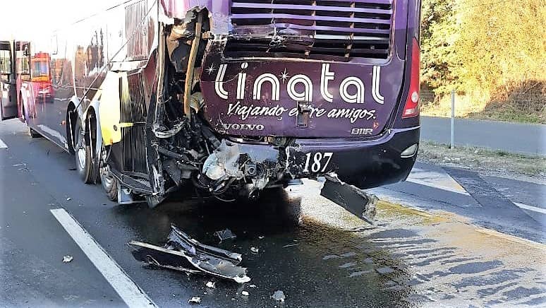 [FOTOS] Violenta colisión entre camión y bus frente a Itahue