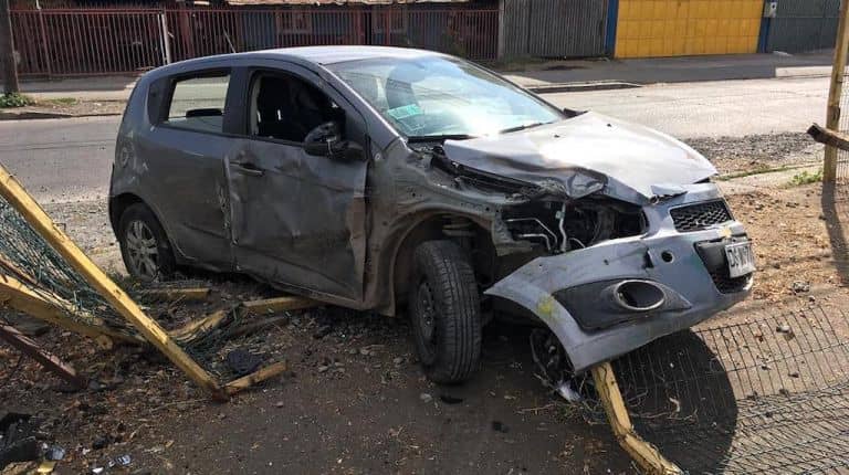 Conductor escapó tras chocar reja de Felicur