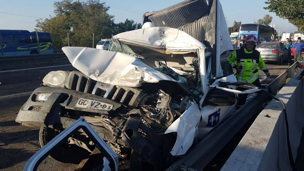 Heridos  graves y millonarios daños  deja  colisión múltiple en salida  sur de  Curicó