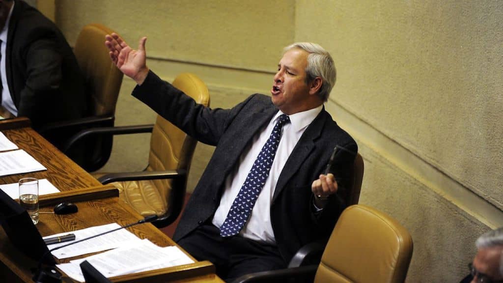 Diputado Urrutia trata a víctimas de la dictadura de "terroristas" y parlamentarios abandonan la sala