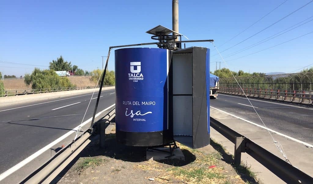 Generador eólico aprovecha energía producida por vehículos en carretera