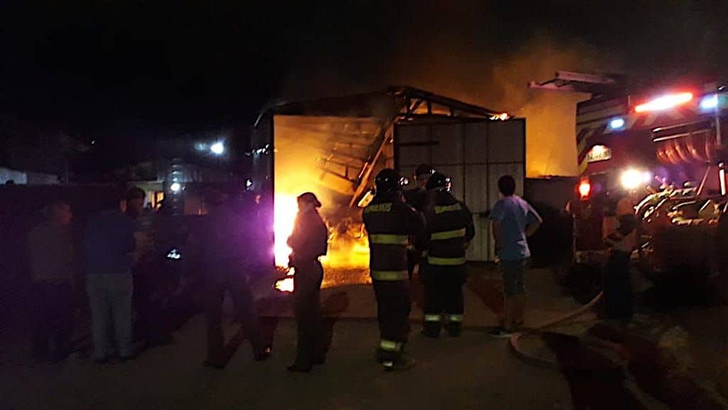 Incendio destruye taller de autos y viviendas en Santa Fe