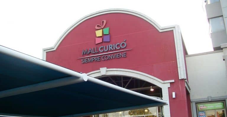 Millonario robo en Mall Curicó: Delincuentes sustraen 23 millones de pesos desde un vehículo estacionado