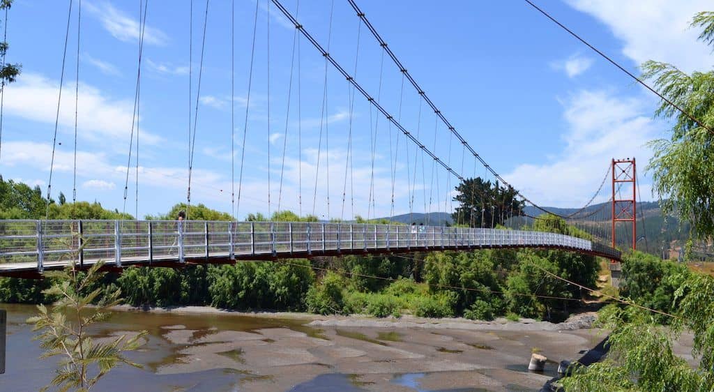 Ediles de Licantén y Curepto piden urgente reparación de pasarela