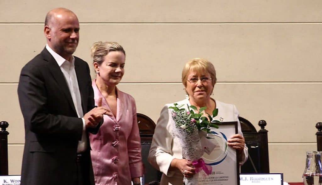 Bachelet recibe premio de la Alianza Progresista: "En Chile los ciudadanos quieren más cambios"