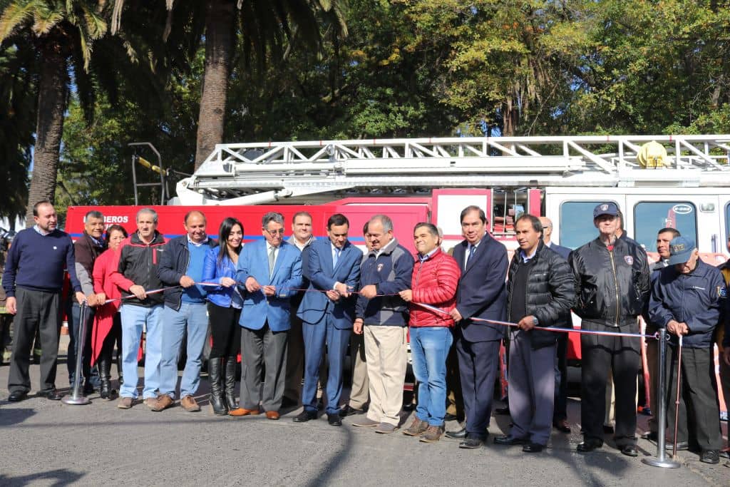Se entrega moderno carro telescópico para Bomberos Curicó