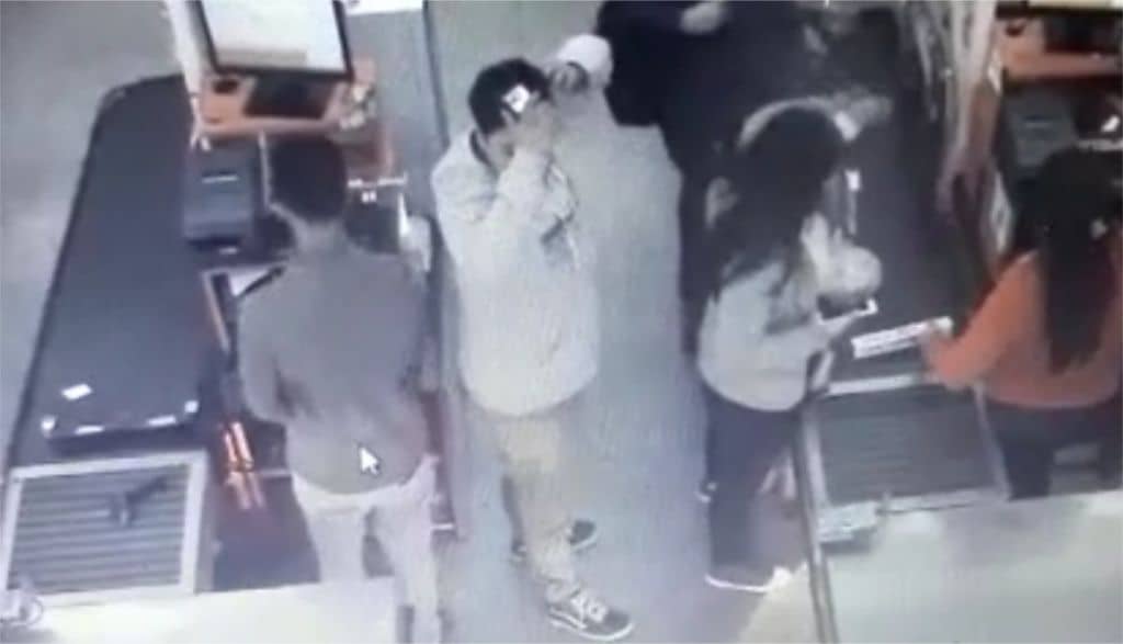 [VIDEO] Usan “llave maestra” para abrir cajas de supermercados