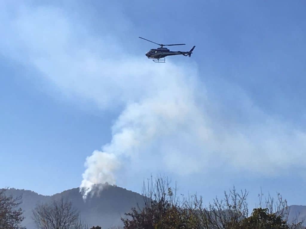 3 aeronaves, brigadas de Conaf y bomberos trabajan en combate de incendio de la montaña de Teno