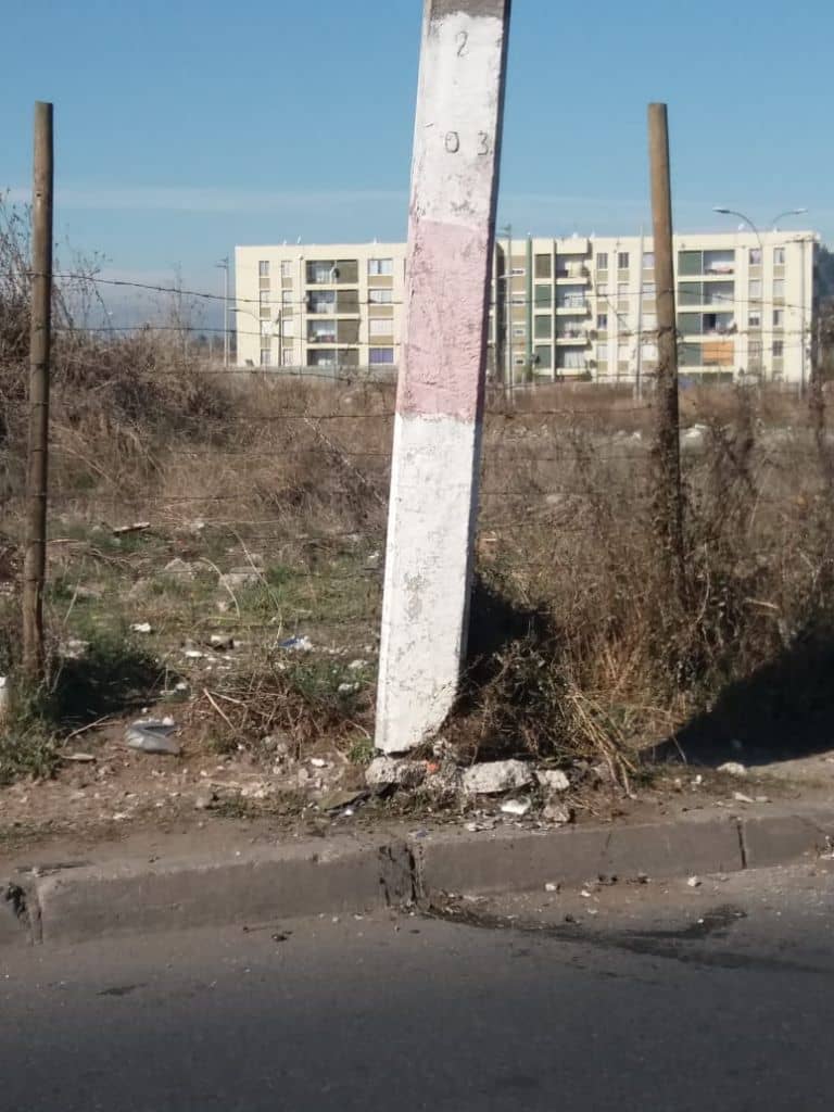 Peligro por posible desplome de poste de alumbrado público