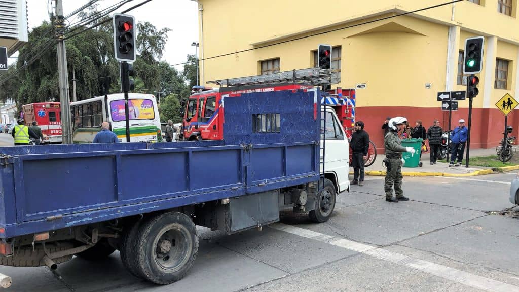 Conductor de microbús que no respetó luz roja generó violenta colisión