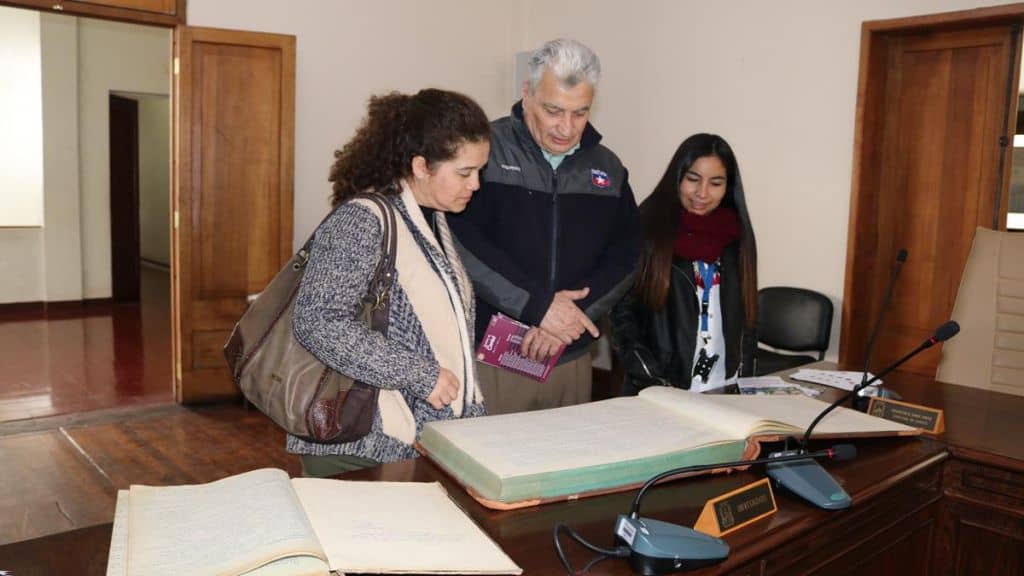Con exposición de actas antiguas Municipalidad de Curicó celebró el Día del Patrimonio
