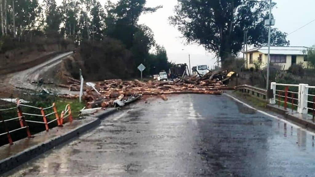 Volcamiento provoca amplia congestión en ruta a la costa