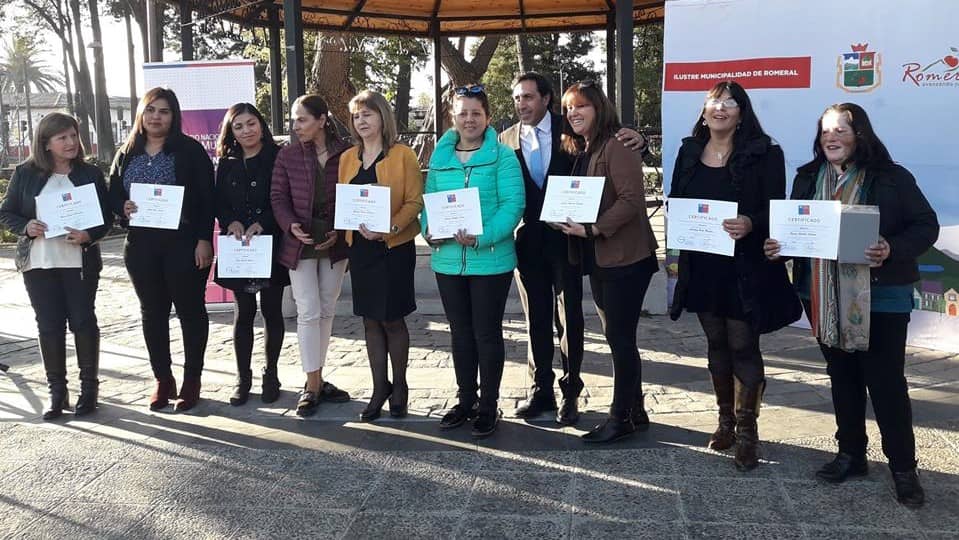 Entregan certificados a mujeres del programa "Jefas de Hogar"