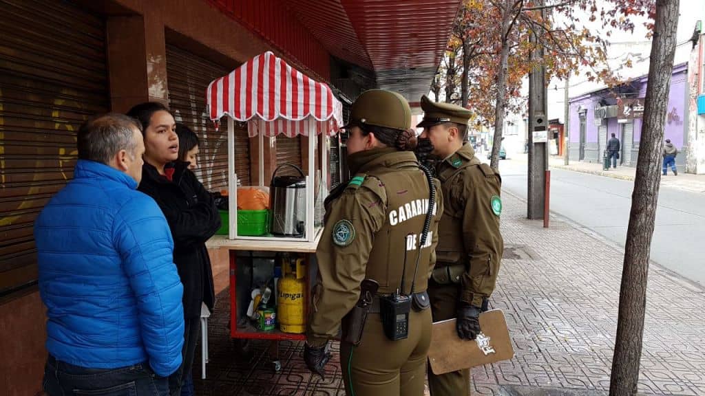 Comerciantes ambulantes se disputan esquina del centro de Curicó