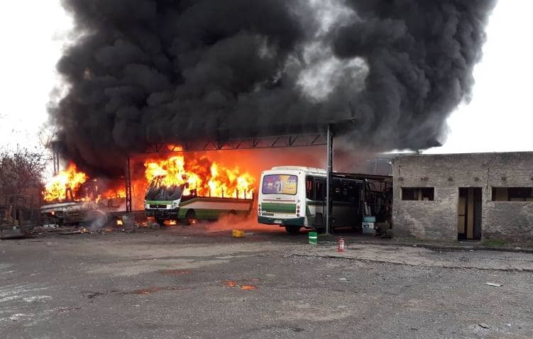 Incendio consumió tres buses de línea Renacer