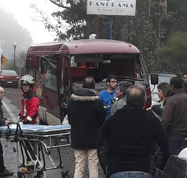 Nueve heridos deja violenta colisión entre minibus y Jeep en la Huerta de Mataquito