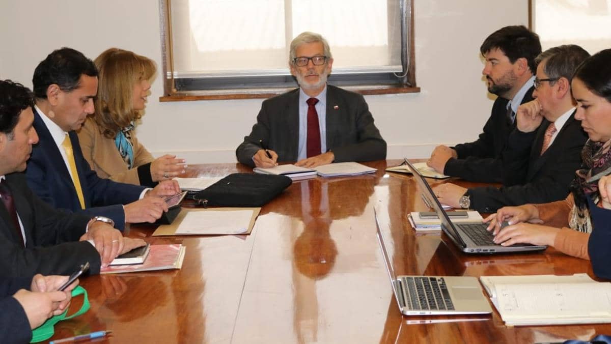 Alcaldes y Senadora Rincón se reúnen con Ministro MOP