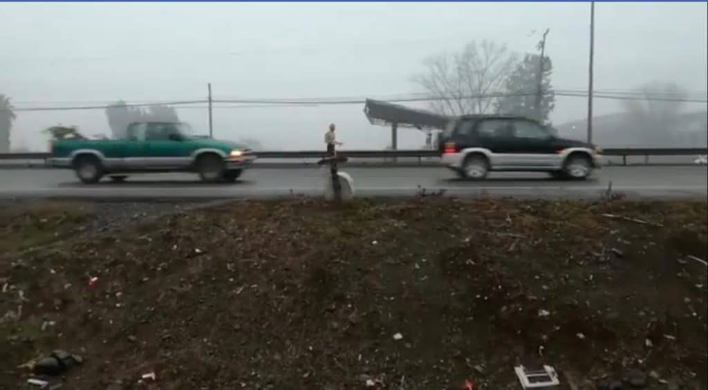 Insólito: hombre semidesnudo corrió por la carretera con biblia en sus manos