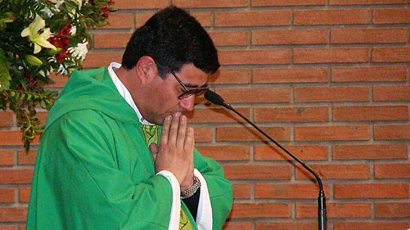 Vaticano dictó sentencia contra sacerdote Rafael Villena