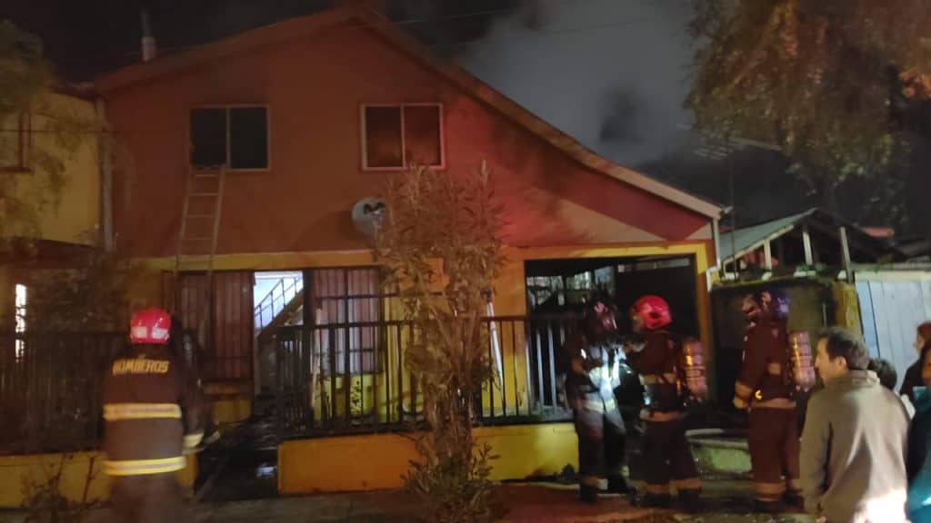 Incendio destruyó una vivienda en Villa los Cisnes de Aguas Negras