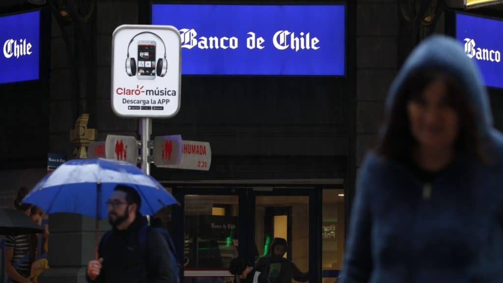 Banco de Chile se querelló contra funcionario por millonario robo