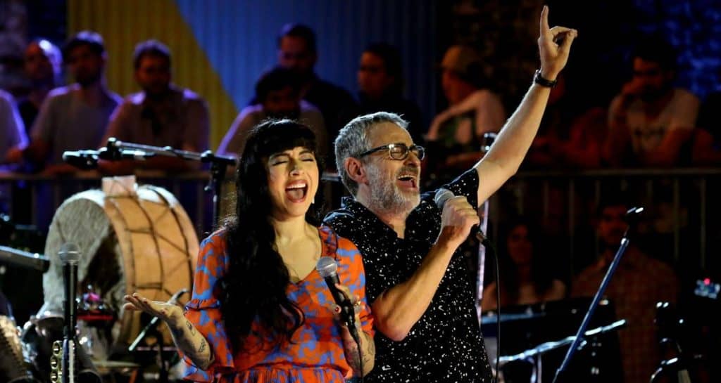 Mon Laferte deslumbra con canción junto a Los Auténticos Decadentes