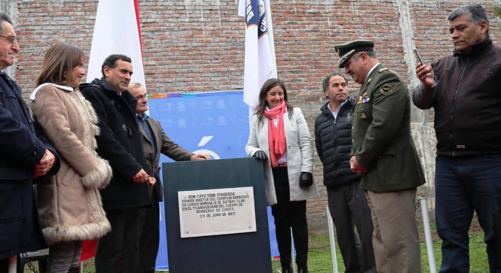 Instalan monolito en honor a bombero mártir de Curicó