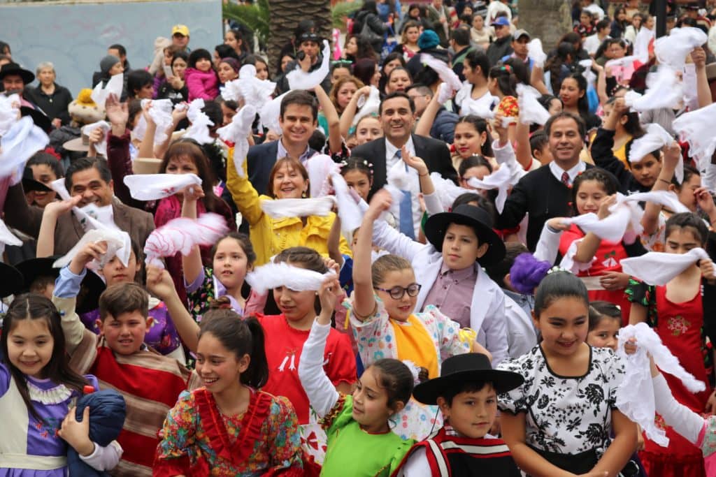 Con “mil pañuelos al viento” Curicó inicia actividades de Fiestas Patrias