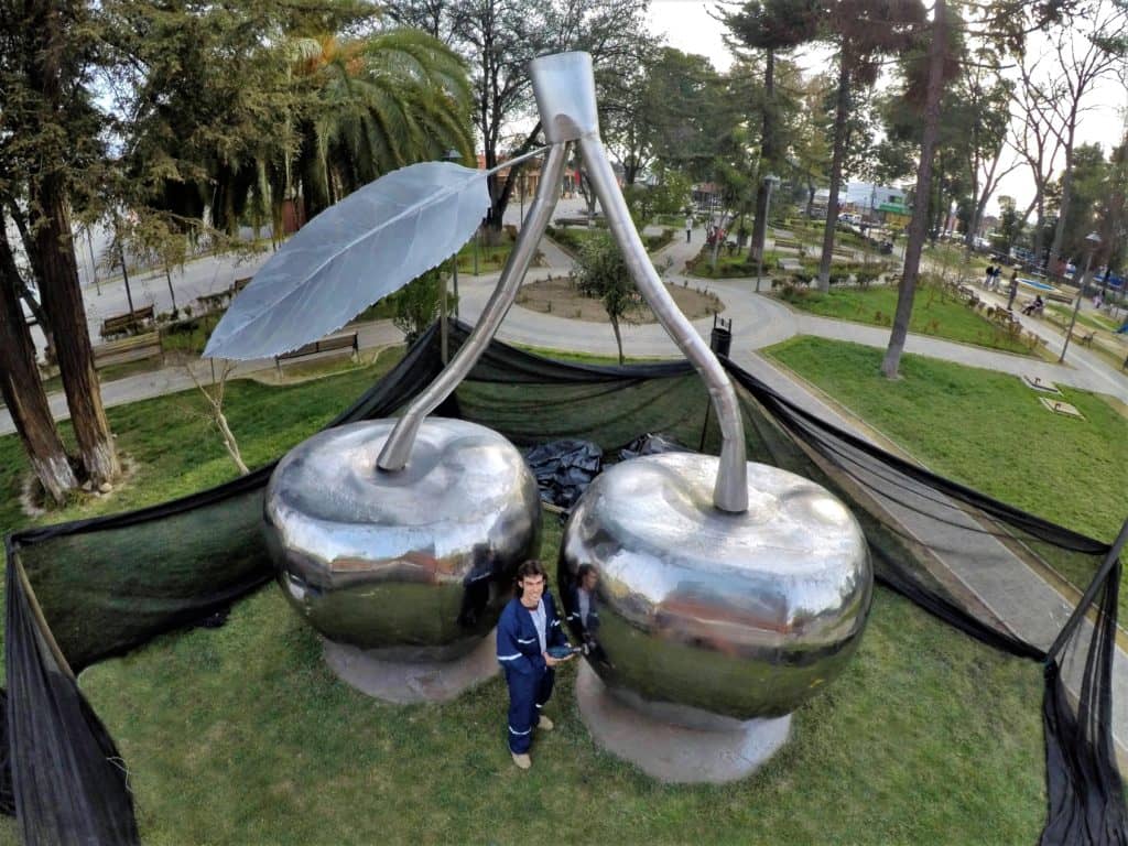 Dos guindas gigantes aterrizan en la Plaza de Romeral