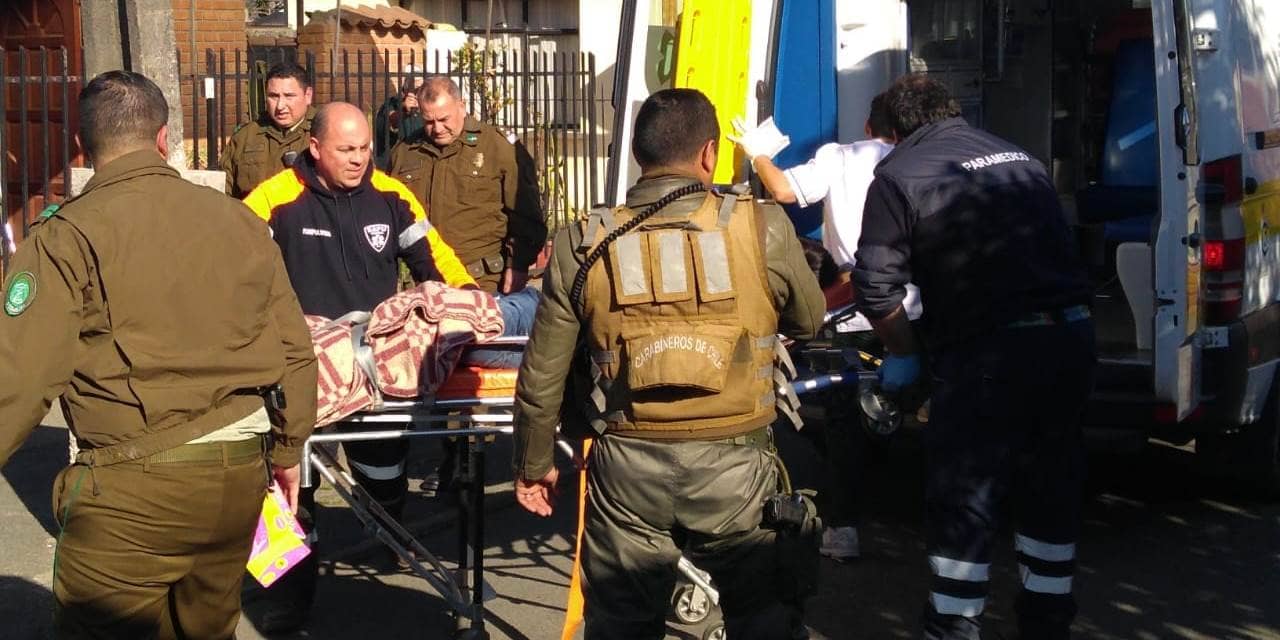 Juvenil delincuente quedó incrustado en reja de antejardín