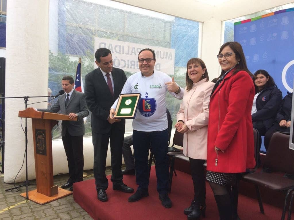 Homenaje a Paulo Flores marcó la inauguración del "Museo de Camisetas" en Curicó