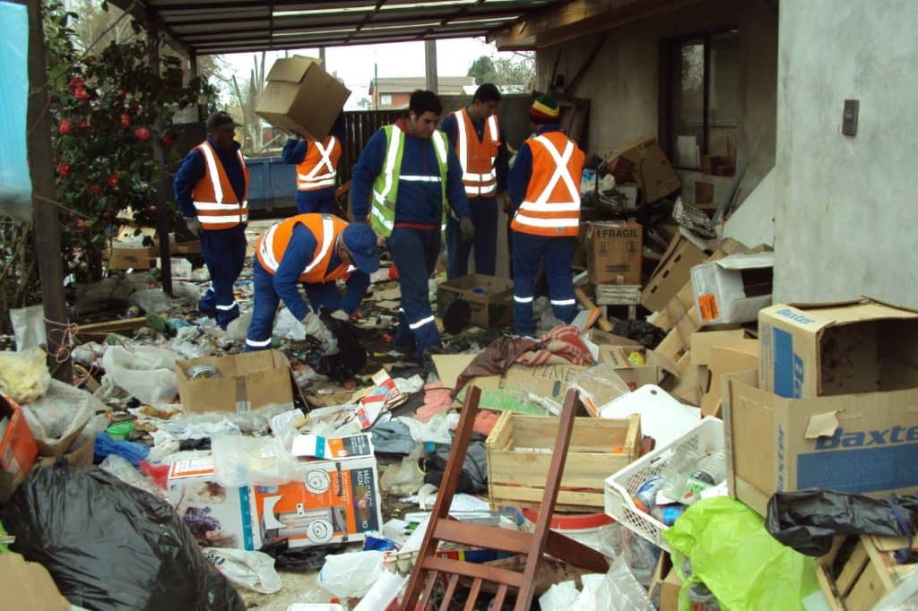 Acumulador compulsivo guardaba más de 3 mil kilos de “chatarra” en domicilio