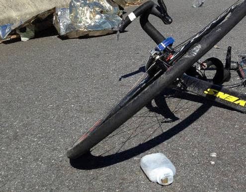 Niño transportado en manubrio de bicicleta fue embestido por automóvil