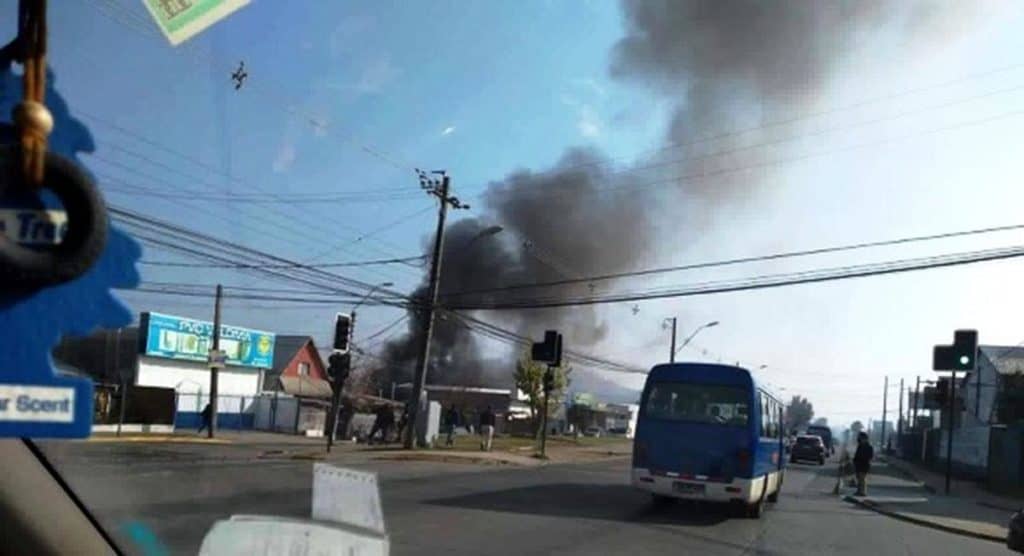 Familia curicana perdió vivienda tras violento incendio