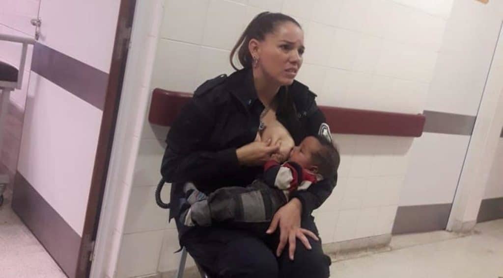 La increíble imagen de humanidad de una policía que se viralizó