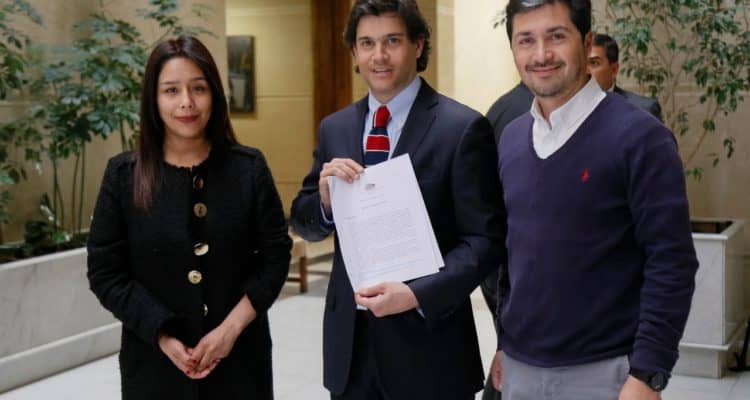 Diputado Hugo Rey pide no cobrar los $7 mil del papel y que vayan a fondos de pensiones del IPS